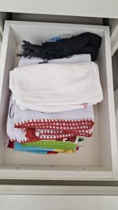a white drawer filled with towels in a room at Apartamento mobiliado e otima localização in Campina Grande +8 photos
