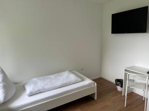 a white couch in a room with a tv at Colleen Homes Monteurwohnung Barntrup Blumenstr 1b in Barntrup