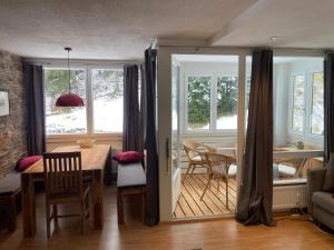 a kitchen and dining room with a table and chairs at Appartement Sonnherzl in Warth am Arlberg