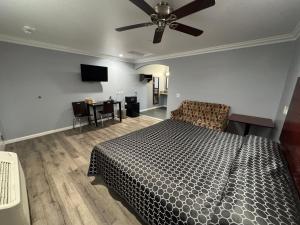 a bedroom with a bed and a ceiling fan at Dutch Motel in Loma Linda +15 photos