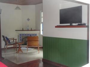 Uma TV ou centro de entretenimento em Pousada Ribeirao da Floresta