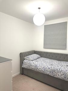 Un dormitorio pequeño con una cama y una lámpara. en Luxury Apartment Oxford, en Abingdon
