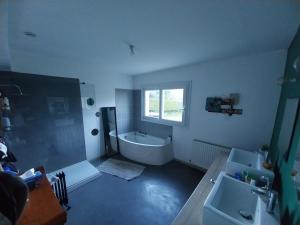 Et badeværelse på Maison très agréable + 21 billeder