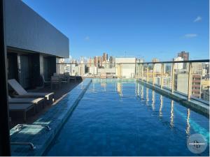 ein großes Schwimmbad auf einem Gebäude in der Unterkunft Pôr do Sol na Barra I in Salvador