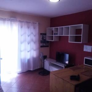 Μια τηλεόραση ή/και κέντρο ψυχαγωγίας στο Padaria Portuguesa, with porch facing the street