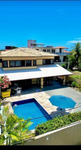 an aerial view of a house with a swimming pool at casa bela in Lauro de Freitas