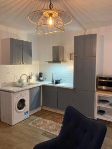 a kitchen with a washing machine and a washer at Studio centre proche marché et RER avec wifi in Saint-Germain-en-Laye