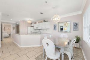 Η κουζίνα ή μικρή κουζίνα στο Stylish Beach Condo in St Augustine