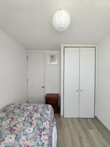 una camera con un letto e due armadi bianchi di Departamento Salida Norte Temuco a Temuco