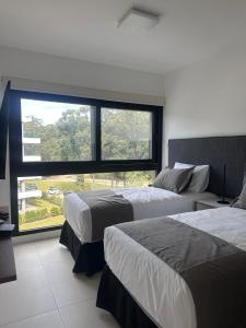 Postel nebo postele na pokoji v ubytování Solanas Crystal View 2 dormitorios para 6 personas vista Laguna + 7 fotografií