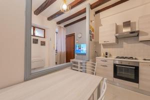 Kuchyň nebo kuchyňský kout v ubytování Juliet’s Paradise House + 14 fotografií