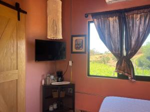Un televizor și/sau centru de divertisment la Lago Amor del Valle Casita