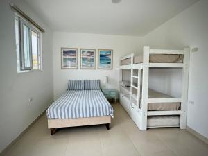 Ένα ή περισσότερα κρεβάτια σε δωμάτιο στο Casa Chocaya Playa Campo +44 φωτογραφίες
