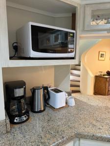 Un microondas colocado encima de una encimera de cocina. en Waterfront Luxe Townhouse, en Rodney Bay Village