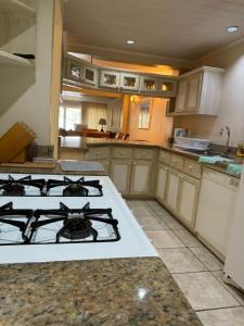 cocina con horno de fogón blanco en Waterfront Luxe Townhouse, en Rodney Bay Village 23 fotos más
