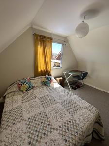 a bedroom with a bed and a window and a desk at Habitación cama 2 P, en zona residencial cerca Mall plaza, UCM, Casino Talca in Talca