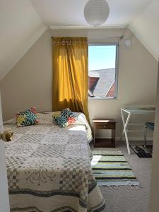 a bedroom with a bed and a window at Habitación cama 2 P, en zona residencial cerca Mall plaza, UCM, Casino Talca in Talca