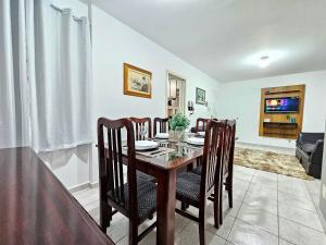 une salle à manger avec une table et des chaises dans l'établissement Apt Centro 2 quartos com garagem 20 min Cataratas, à Foz do Iguaçu