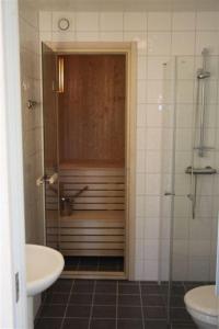 Hovfjällstoppens Stugby في Överbyn: حمام مع دش ومرحاض ومغسلة