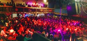 eine große Menschenmenge in einem Nachtclub in der Unterkunft EXIT Tiny House in Pucón + 1 Foto