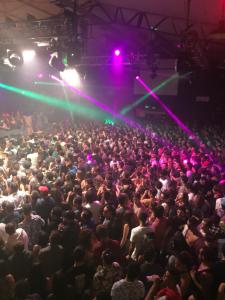 eine große Menschenmenge in einem Auditorium auf einem Konzert in der Unterkunft EXIT Tiny House in Pucón