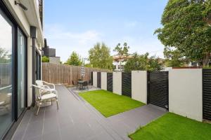 a small backyard with a fence and grass at XV - Sun Soaked Ultimate Bentleigh Convenience in Melbourne