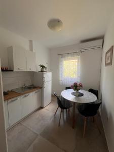 Kuchyňa alebo kuchynka v ubytovaní Apartments Mirijana