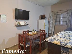een eetkamer met een tafel en een koelkast bij Alojamiento Marlugm in Corrientes