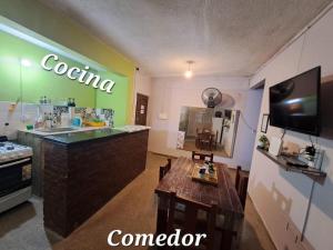 een keuken met een aanrecht en een aanrechtblad bij Alojamiento Marlugm in Corrientes