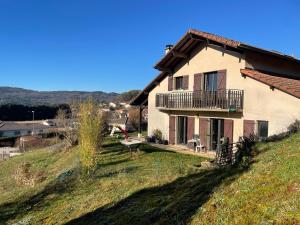 een huis aan de zijkant van een heuvel bij Maison entre lacs et fôrets in Montréal La Cluse