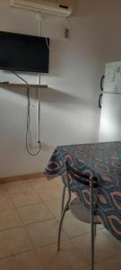 Rosita pequeño departamentoにあるテレビまたはエンターテインメントセンター