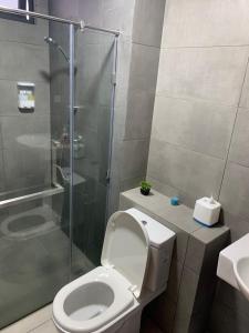 Bilik mandi di K Avenue by Maristay