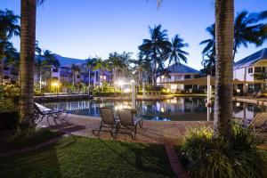 Басейн в Coral Sands Beachfront Resort або поблизу