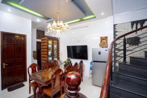 ein Esszimmer mit Tisch und Fernseher in der Unterkunft Motel Thái Bình 2 in Thôn Trường Giang