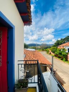 uma varanda de uma casa com um telhado vermelho em Pouso Aconchego - 350m Maria Fumaça em Tiradentes