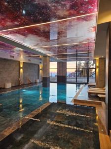 una piscina en un edificio con techo de estrella en Residence Hill - Planinski Kutak, en Kopaonik