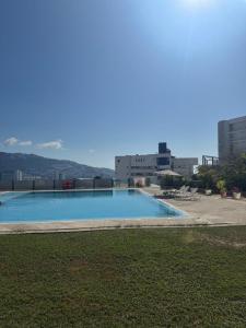 Bazén v ubytování Departamento en Lomas de Costazul nebo v jeho okolí