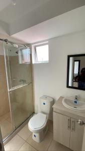 a bathroom with a toilet and a shower and a sink at David Cómodo Apartamento con Piscina in Armenia