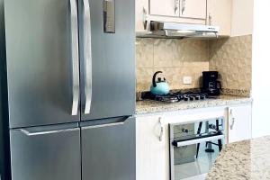 Modern & Spacious 3BRD Apt - Perfect Location! 주방 또는 간이 주방