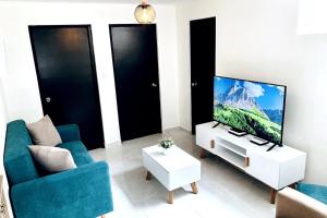 Modern & Spacious 3BRD Apt - Perfect Location! TV 또는 엔터테인먼트 센터
