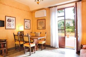 comedor con mesa, sillas y ventana en Poggio Imperiale Apartments, en Florencia