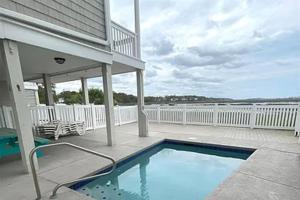 Casa con balcón con piscina en Minutes to the Beach 5 Bedrooms 4 Bath Pool House, Stunning Marsh View, en Myrtle Beach