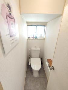 Koupelna v ubytování ビーチまで徒歩5分 BBQ無料 7名迄OK 戸建て貸切宿 Bignet villa