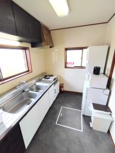 Kuchyň nebo kuchyňský kout v ubytování ビーチまで徒歩5分 BBQ無料 7名迄OK 戸建て貸切宿 Bignet villa