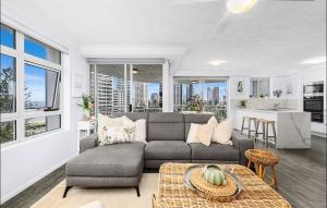ein Wohnzimmer mit Sofa und Tisch in der Unterkunft Wharf Boutique Apartments in Gold Coast