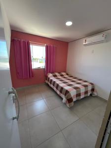 a small room with a bed and a window at Casa temporada Cabo Frio Casa pôr do Sol in Cabo Frio +33 photos