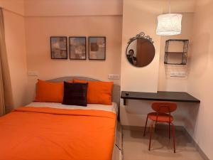 Postel nebo postele na pokoji v ubytování Tamarind House 2BHK Off Carter Rd Bandra West