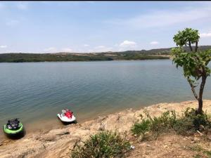 Naturlandskabet i nærheden af luksusteltet + 1 billede