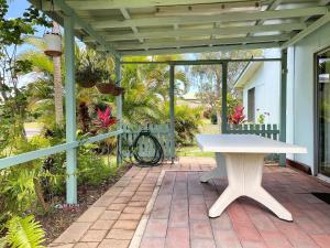 Burrum HeadsにあるPerfect For A Fishing Holidayのパティオ(日よけ付)の白いテーブル