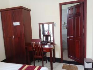 a bedroom with a desk and a mirror and a bed at Trúc Huỳnh Hotel Tây Ninh in Tây Ninh +16 photos